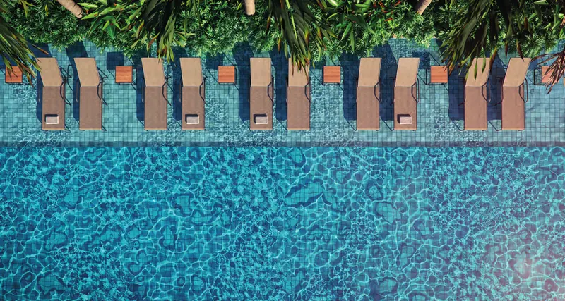 Deck molhado com espreguiçadeiras dentro d'água no Claris Casa & Clube